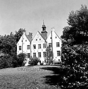Kloster Nütschau: Herrenhaus: Südfront: vorn Rasenfläche: rechts und links Büsche und Bäume
