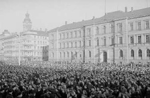 FDJ-Kundgebung in Leipzig anlässlich des Todestages von Rosa Luxemburg und Karl Liebknecht, im Hintergrund der Turm des Neuen Rathauses