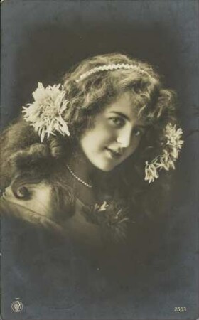 [Junge Frau mit Blumenschmuck]