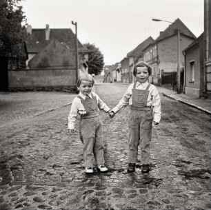 Fotografie zweier Jungen auf der Straße