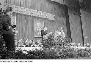 Veranstaltung anlässlich des 70. Geburtstages von Wilhelm Pieck : Otto Grotewohl am Rednerpult
