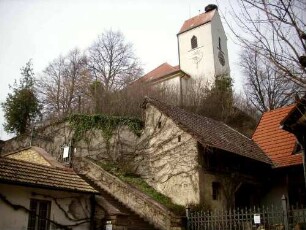 Ansicht von Südosten mit Kirche (Kirchturm Romanisch) in Kirchhof in erhöhter Lage über dem Ort