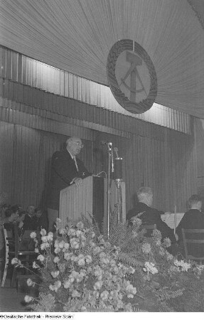 Portrait Johannes R. Bechers am Rednerpult während der Eröffnungsrede der Dritten Verlegerkonferenz