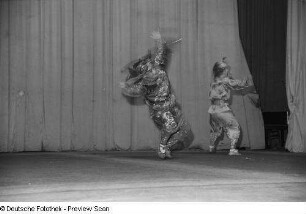 Zwei Tänzer des chinesischen Jugend-Kunst-Ensembles in aufwendiger Kostümierung bei einer Aufführung