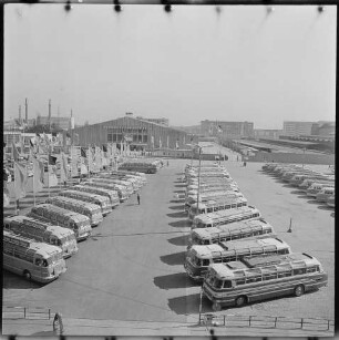 VII. Parteitag der SED, Bild 2: Busse für die Parteitagsdelegierten auf dem Parkplatz vor der Werner-Seelenbinder-Halle, April 1967. SW-Foto © Kurt Schwarz.