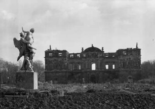 Die Zeit entführt die Schönheit : Ansicht mit Figurengruppe "Die Zeit entführt die Schönheit" von P. Balestra und Ruine des Palais