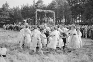 Tanz der Sieger des Hahnrupfens in Neuendorf : Rejowanje mytowanych łapanja kokota w Nowej Wsy : Neuendorf / Nowa Wjas