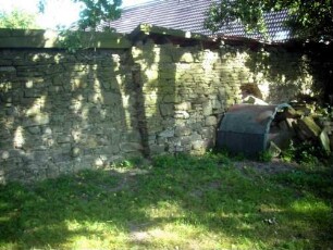 Kirchhof im Osten mit Kirchhofmauer (Wehrgang mit Steinbrüstung im 19 Jh abgetragen) - Werksteine im Mauersteinverband