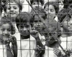 Kinder auf einem Schulhof in Sri Lanka