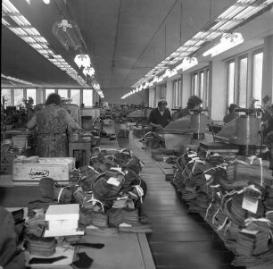 Roßwein, Bahndammstraße. VEB terra-Schuhfabrik. Produktionsablauf. Blick in einen Produktionsraum. Arbeit am Fließband