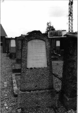 Grabstein 427 (Index: 99797487) Material: Granit, Marmorplatte Zustand: gut Maße HxBxT: 142x54x25 cm Beschreibung: Stele, Segmentbogenabschluß, Sockel: Grabstein 427