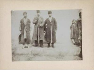 Männer in Viransehir : Drei Männer stehen in Viransehir vor einem Gebäude. Rechts ein Mädchen und ein weiterer Mann.