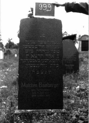 Grabstein 999 (Index: 100103958) Material: Granit Zustand: gut erhalten Maße HxBxT: 105x48x14 cm Beschreibung: hochrechteckige Stele auf Sockel, Schriftfeld poliert, Ränder unregelmäßig gearbeitet: Grabstein 999