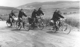 Jungengruppe auf einer Radtour in Hessen