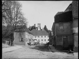 Obergrombach Ortsbild Ansicht nach Osten im Hintergrund Rathaus (1735) und die Burg (13. Jahrhundert)