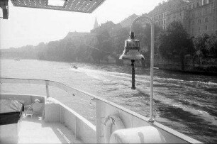 Basel: Schiff, Vordergrund Schiffsglocke, auf Mittlere Rheinbrücke und Münster