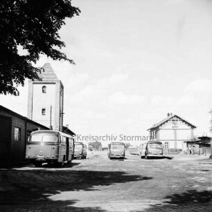 früherer Bahnhof der Südstormarnschen Kreisbahn: parkende Busse, rechts das frühere Bahnhofsgebäude