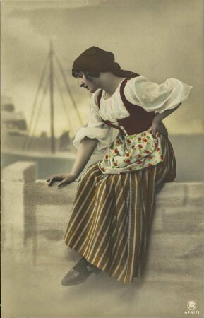 [Frau auf einer Mauer]