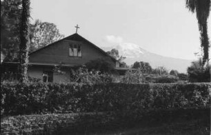 Anwesen : Blick auf ein Gebäude mit Kreuz auf dem Dach