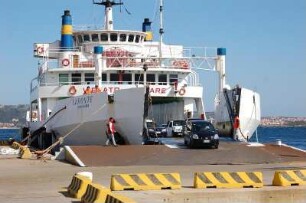 Insel Sardinien - Fährschiff : Autos verlassen in Palau an der Nord-Ost-Küste ein Fährschiff, das von der vorgelagerten Inselgruppe La Maddalena kommt, aufgenommen auf Sardinien 2006