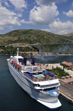 Dubrovnik - Kreuzfahrtschiff im Hafen : Im Hafen liegt das Kreuzfahrtschiff "Orient Queen", Aufgenommen am 2. Juli 2010 in Dubrovnik