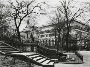 Albertinum : Blick vomTreppenaufgang am Delphinbrunnen zum Albertinum