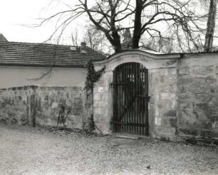 Radebeul, Paradiesstraße 66/68. Sogenannter Grundhof (1750/1850). Gartentor mit Einfriedungsmauer
