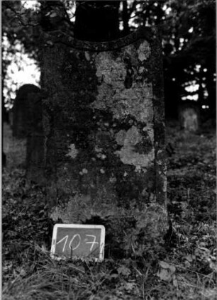 Grabstein 107 [Nir S. 86ff. Nr. 9.09]