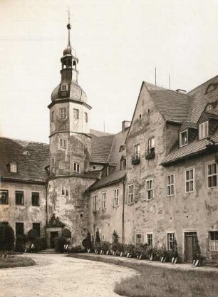 Pfaffroda, Schloß : Südwest-Ecke des Schloßhofes mit Turm