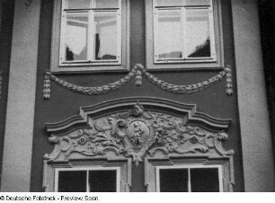 Bautzen, Reichenstraße 27. Wohnhaus mit Laden (nach 1740). Detail: Fensterbekrönung ("Goldener Löwe") im 1. Obergeschoss