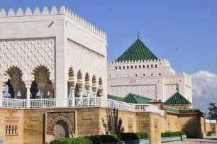 Mausoleum für den König : Blick auf die Moschee (links) und das Mausoleum für König Mohammed V in Rabat, aufgenommen am 06.11.2008