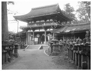 Nara, Japan. Kasuga-Taisha Schrein mit steinernen Heiligen Laternen