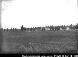Manöver Enthält: Platte 4, links: Soldaten zu Fuß von rechts: angreifende Soldaten zu Pferd (Husaren)