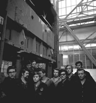 Gruppenbild von Mitarbeitern des VEB Umformtechnik Erfurt : Alternativer Firmenname VEB Pressen- und Scherenbau Henry Pels
