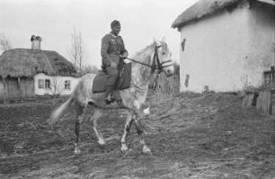 Zweiter Weltkrieg. Zur Einquartierung. Sowjetunion. Angehöriger der deutschen Wehrmacht zu Pferde