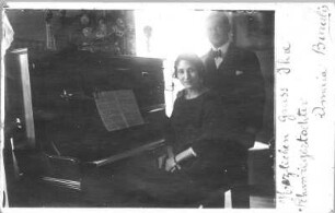 Ernst Otto Gerhardt mit seiner ersten Frau Amelia am Klavier, aufgenommen in Argentinien