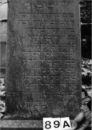Grabstein 89 (Index: 100091036) Material: Sandstein Zustand: verwittert Maße HxBxT: 153x60x33 cm Beschreibung: Stele auf gestuftem Sockel mit abgesetztem flachem Dreiecksgiebel: Grabstein 89A (Detailaufnahme 1)
