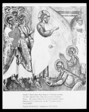 Christus gefolgt von den Apostel, eine von zwei vor ihm knienden Frauen faßt seinen linken Fuß (Fußsalbung der Maria Magdalena?)