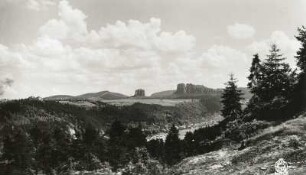 Sächsische Schweiz. Elbtal mit (Bad Schandau-)Postelwitz gegen Hohe Liebe und Schrammsteine. Blick von der Berthelthöhe nach Osten
