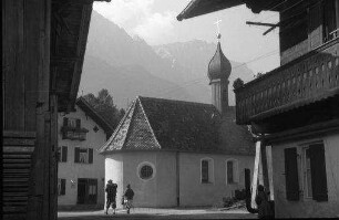 Untergrainau: Kirche und Zugspitze