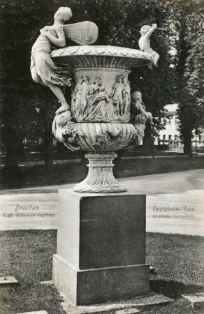 Vase mit Psyche (sogenannte "Üppigkeitsvase"; A. Corradini). Marmor, überlebensgroß. Dresden, Großer Garten, am Palaisteich