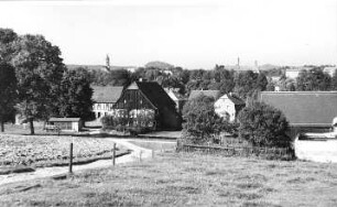 Seifhennersdorf. Ehem. Gut hinter den Bäumen, links Ausläufer des Windmühlenberges