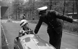 Verkehrsunterricht für Kinder der amerikanischen Besatzungsstreitkräfte in der Jugendverkehrsschule am Engländerplatz.