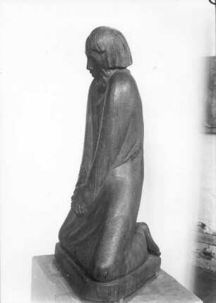 Der Zweifler. Teakholz, geschnitzt; H. 108 cm (1937; E. Barlach). Güstrow: Atelierhaus am Inselsee