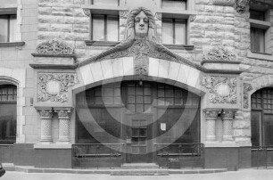 Portal des Wohn- und Geschäftshauses Jauniela 25/27 (Neustraße) in Riga