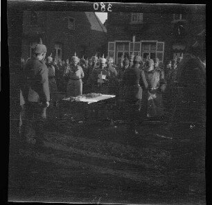 Biache-Saint-Vaast (Dep. Pas-de-Calais, Frankreich): "Seine Majestät der König [Ludwig III.] verteilt Auszeichnungen"