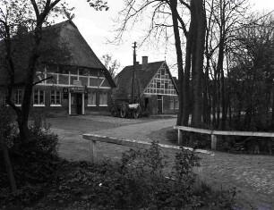 Dorfstraße mit Fachwerkhäusern, Altes Land