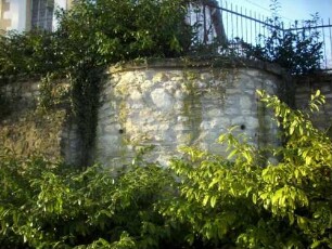 Ansicht von Ostnordosten mit Kirchhofmauer (Basisbereich als Futtermauer)-erhaltete Basis eines Halbschalenturmes-Wehrgang mit Steinbrüstung im 18 Jh abgetragen