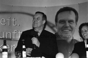 CDU: Wahlkampfveranstaltung zur Landtagswahl: Bildungszentrum: Ahrensböker Straße: Talkshow: CDU-Spitzenkandidat Volker Rühe bei Rede mit Mikrofon: dahinter Stellwand mit Wahlslogan und Rühe-Portrait: 1. Februar 2000