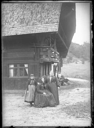 Familie vor ohrem Schwarzwaldhof